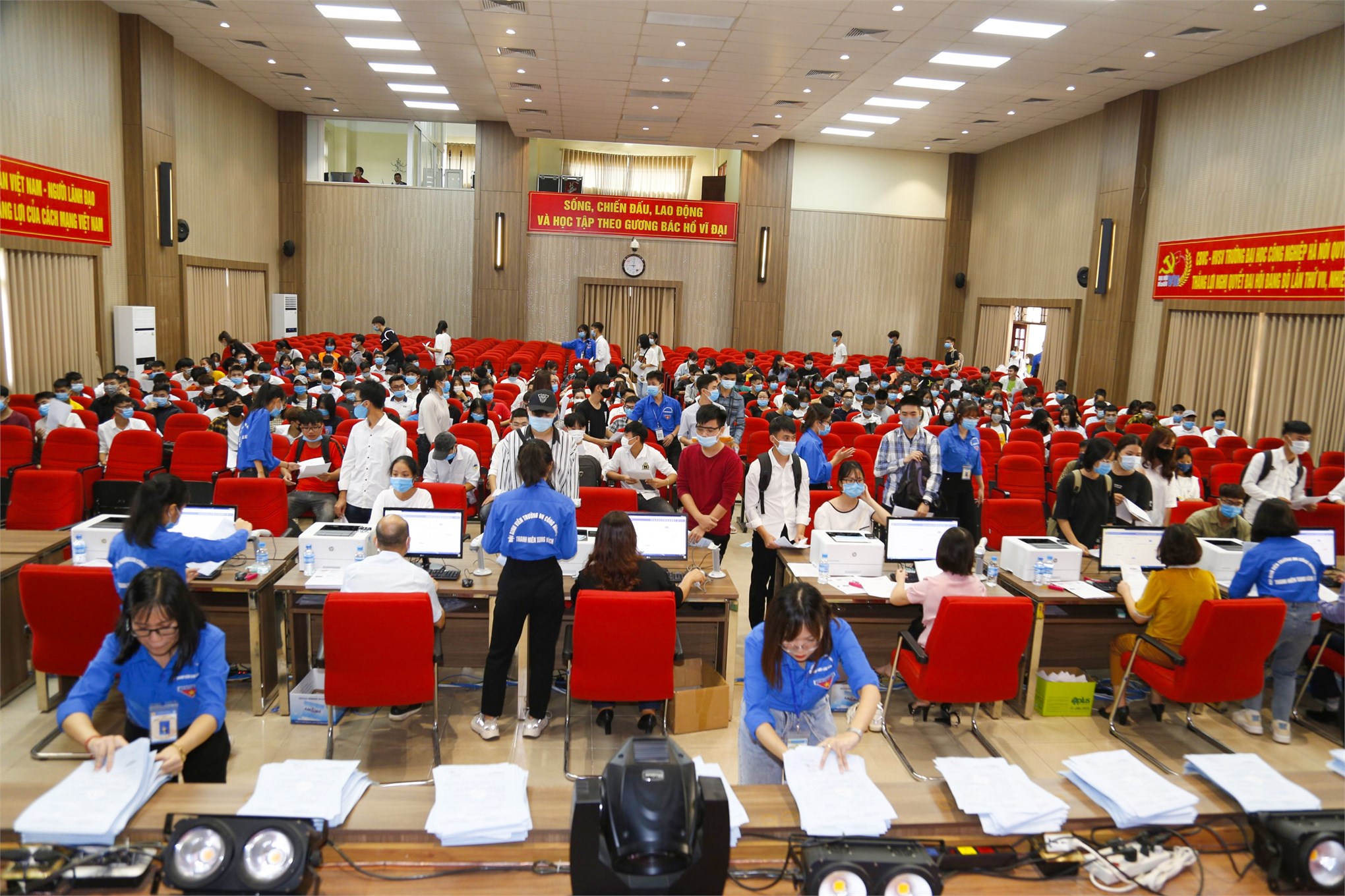 Các thí sinh làm thủ tục từ sáng sớm tại tầng 3, Nhà A11