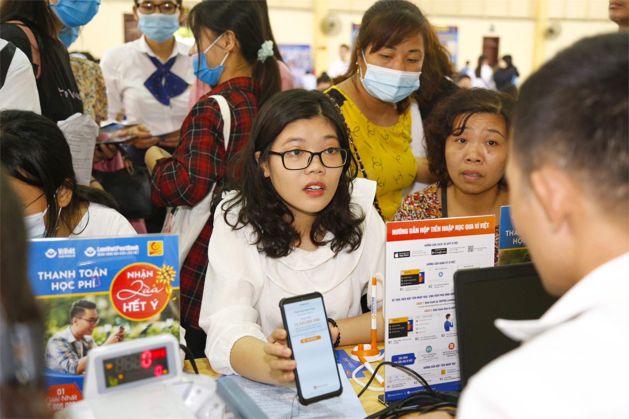 Rất nhiều thí sinh tìm hiểu thủ tục nộp học phí qua ứng dụng Ví Việt, và ViettelPay. Việc triển khai dịch vụ nộp tiền học phí Online nhằm giúp cho giao dịch nộp tiền học trở nên dễ dàng, nhanh chóng và an toàn cho các bạn sinh viên.