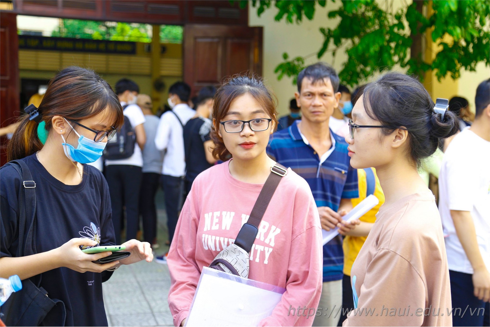 Nhóm bạn thân đến từ Bắc Ninh, cùng thi đỗ vào Đại học Công nghiệp Hà Nội đã hoàn tất thủ tục xác nhận nhập học