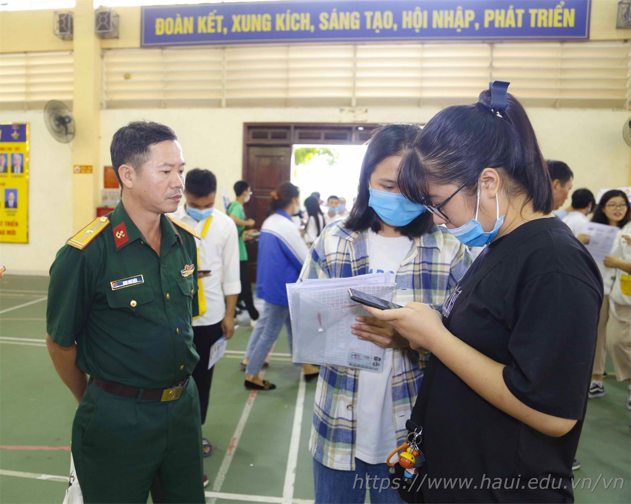 Rất nhiều phụ huynh quan tâm, đã cùng con đến tận trường để làm thủ tục 