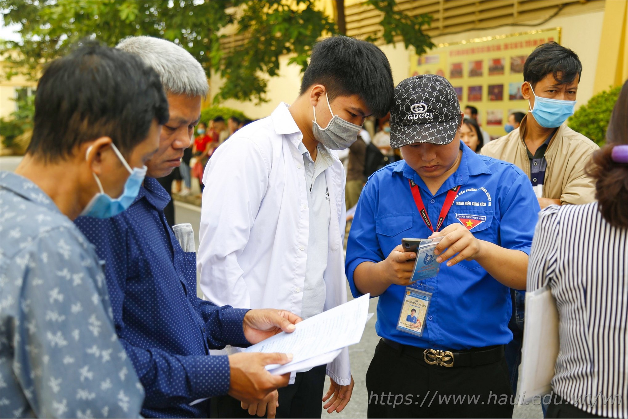 Màu áo xanh tình nguyện của HaUI luôn có mặt hỗ trợ giúp phụ huynh và thí sinh mọi lúc mọi nơi 