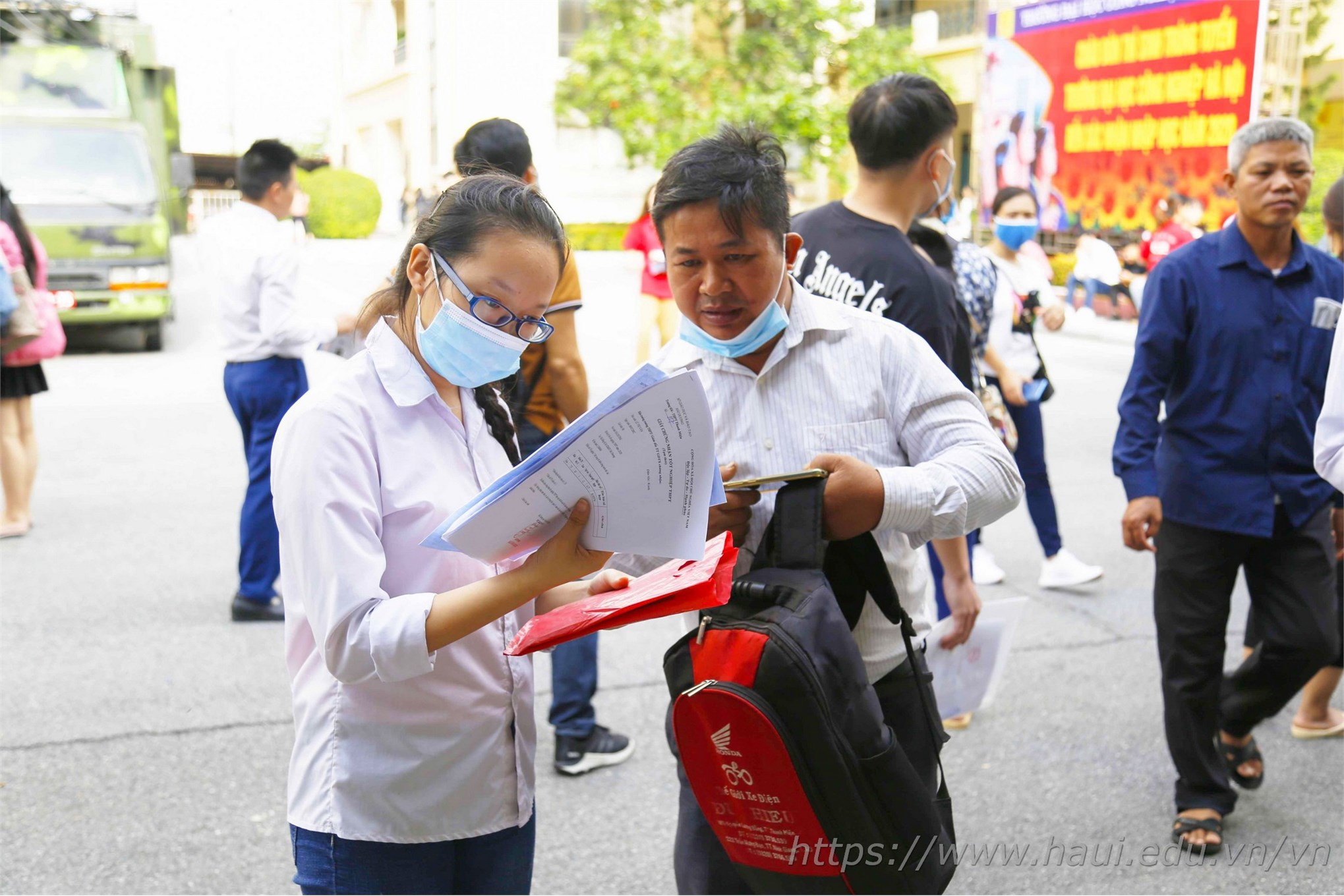  Theo Kế hoạch, thí sinh trúng tuyển có thể xác nhận nhập học bằng cách nộp Giấy chứng nhận kết quả thi THPT Quốc gia 2019 trực tiếp tại trụ sở chính trường Đại học Công nghiệp Hà Nội (số 298 đường Cầu Diễn, quận Bắc Từ Liêm, Hà Nội) từ ngày 06/10/2020 đến ngày 10/10/2020.