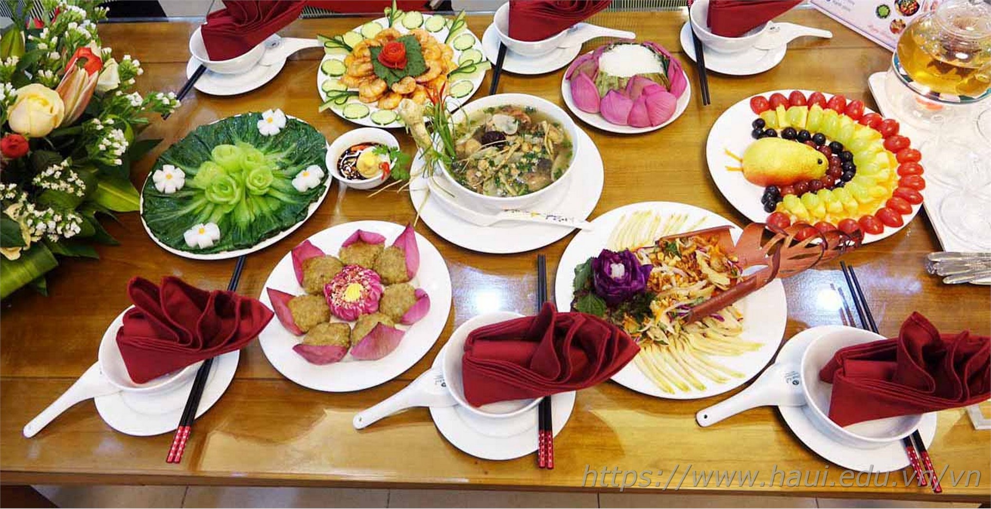 Rực rỡ và hấp dẫn tại Hội thi cắm hoa, nấu ăn, chào mừng kỷ niệm 90 năm ngày thành lập Hội liên hiệp Phụ nữ Việt Nam