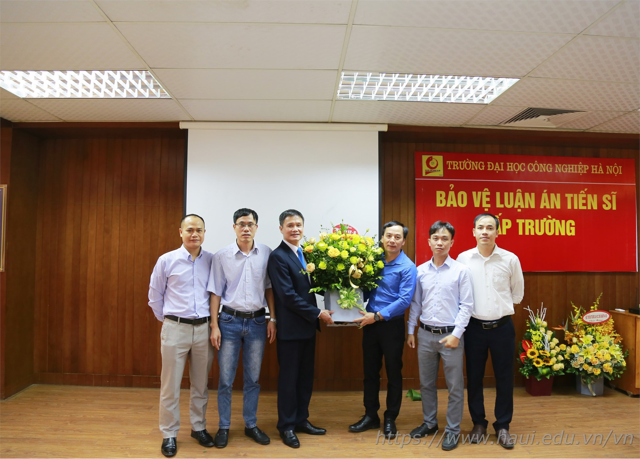 Bảo vệ Luận án Tiến sĩ cấp trường của Nghiên cứu sinh Nguyễn Văn Đức - chuyên ngành Kỹ thuật Cơ khí