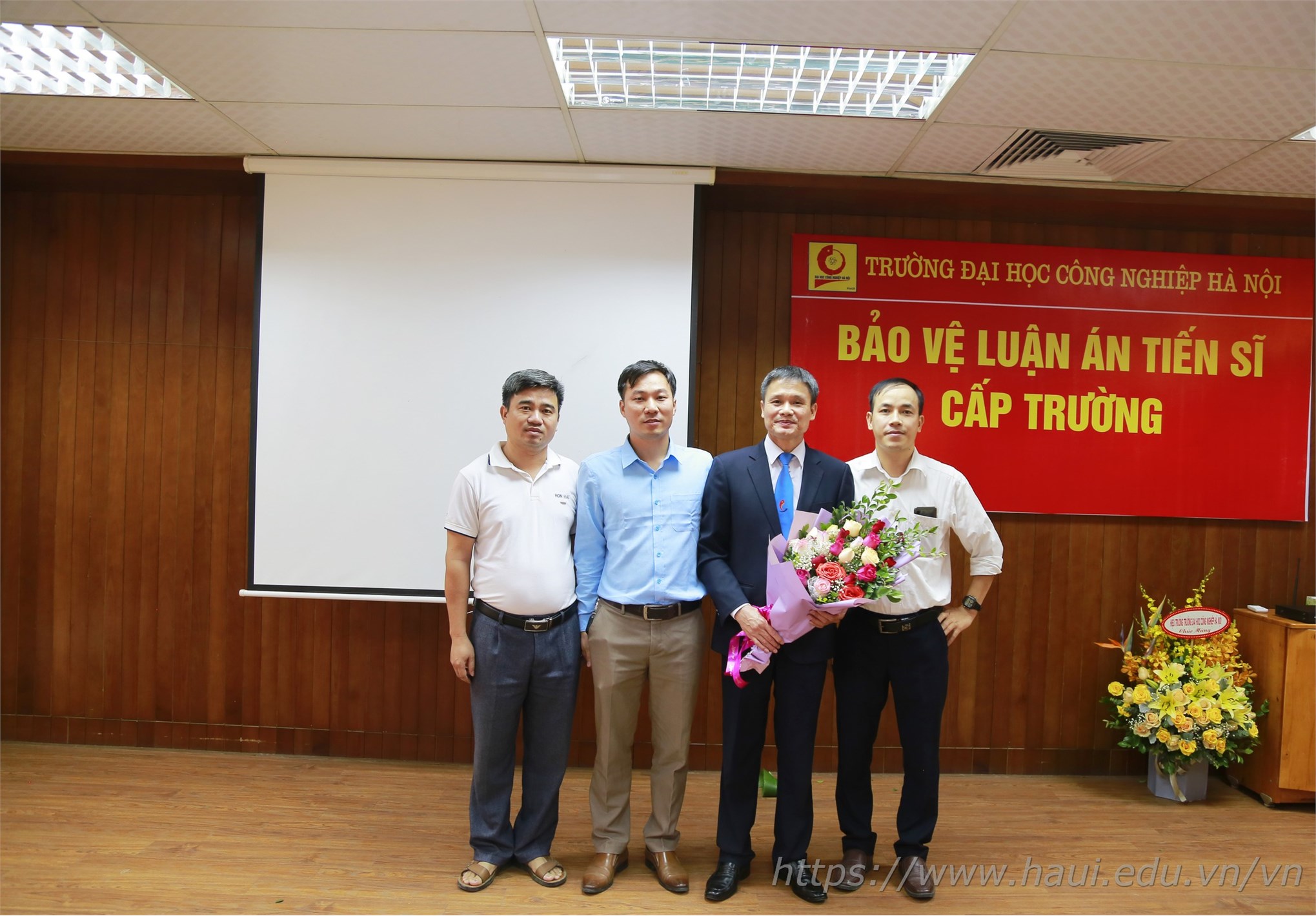 Bảo vệ Luận án Tiến sĩ cấp trường của Nghiên cứu sinh Nguyễn Văn Đức - chuyên ngành Kỹ thuật Cơ khí