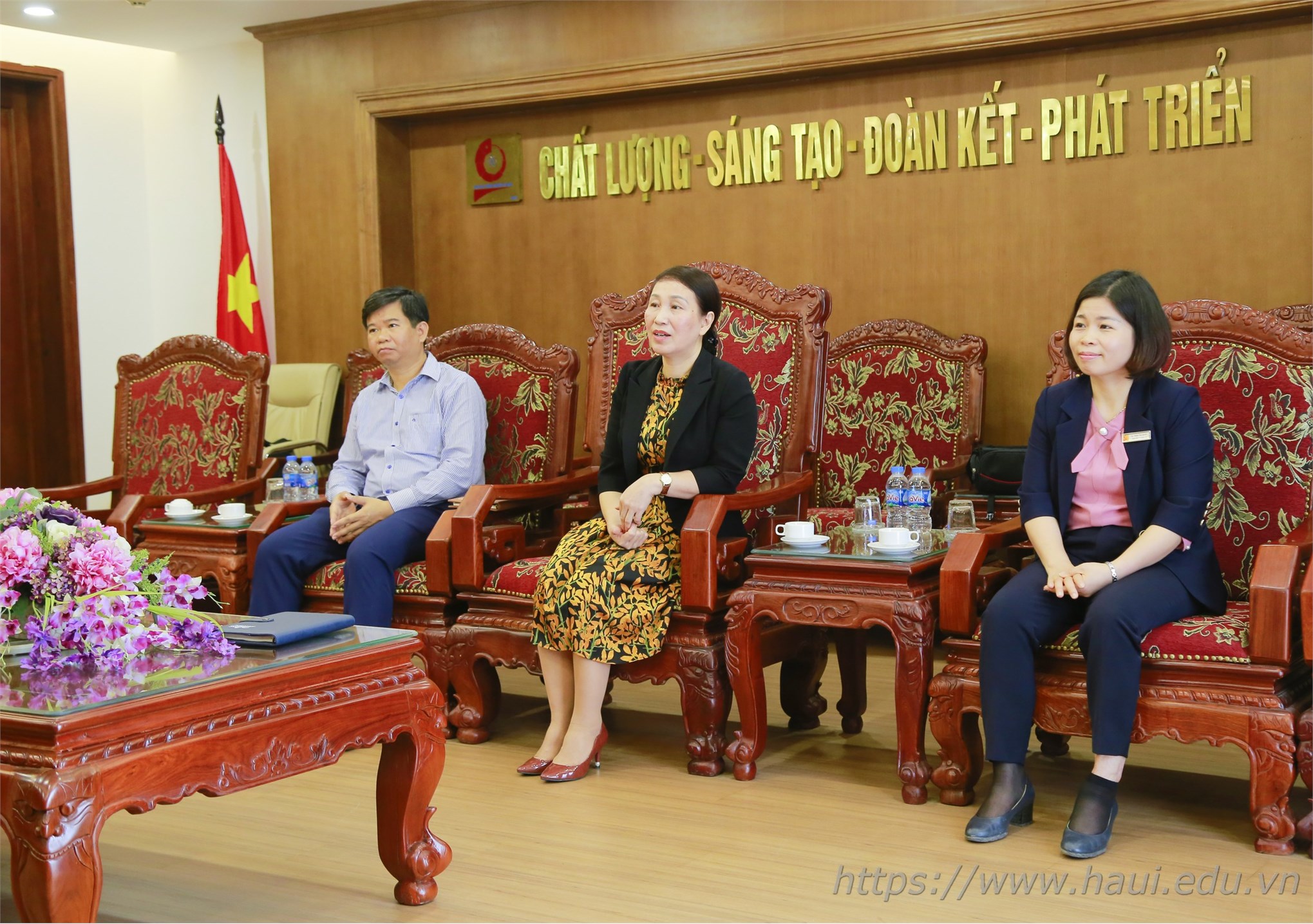 Director of the Regional English Language Office - The U.S. Embassy in Vietnam paid a working visit to HaUI