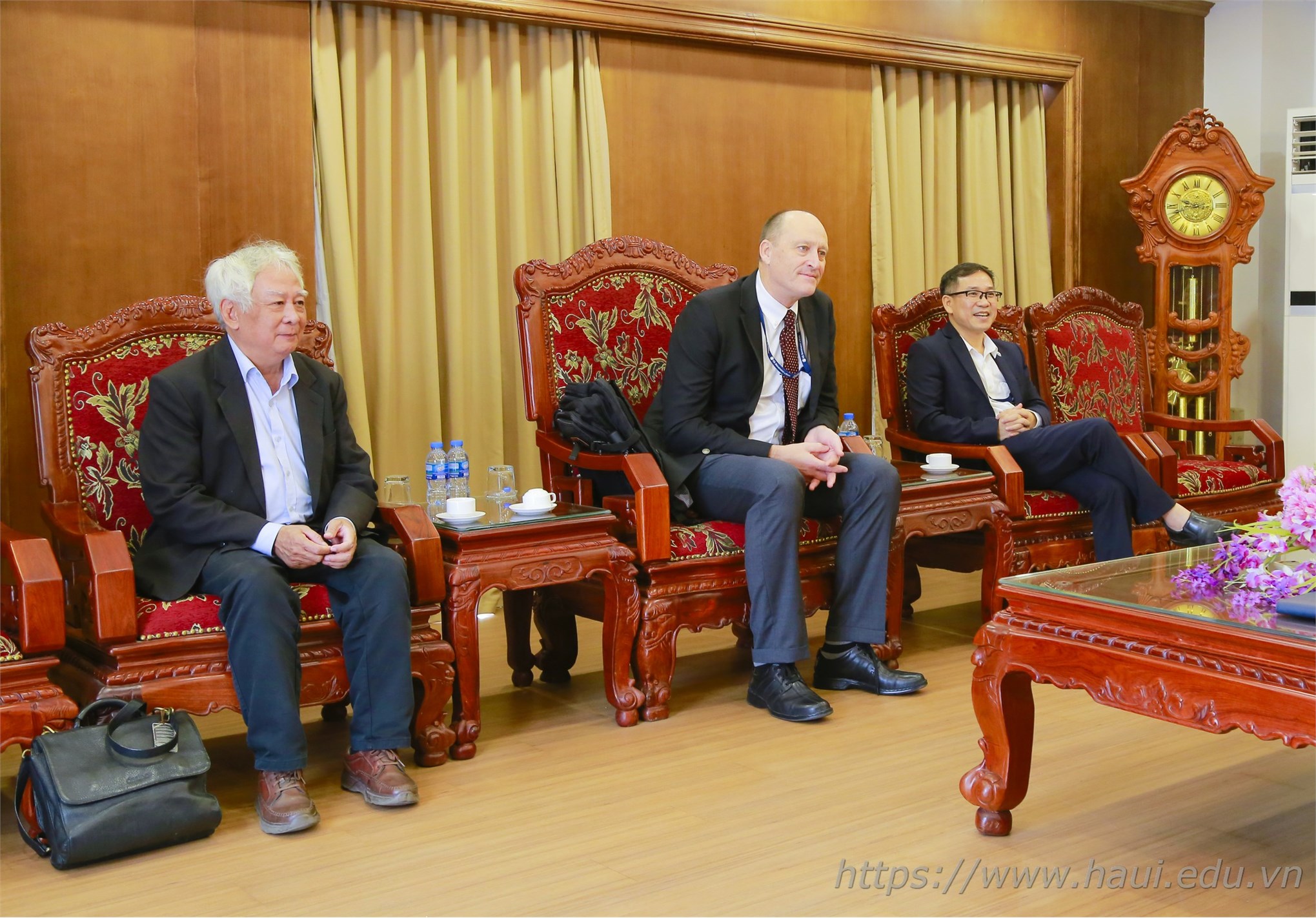Director of the Regional English Language Office - The U.S. Embassy in Vietnam paid a working visit to HaUI