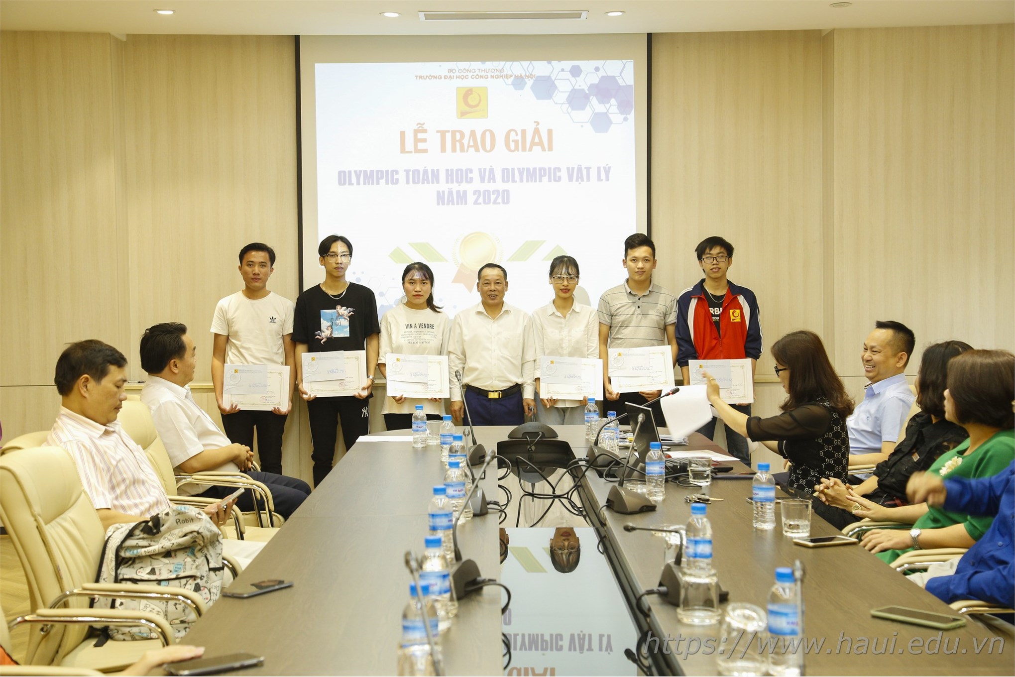 44 students won prizes in HaUI Mathematics and Physics Olympiad in 2020