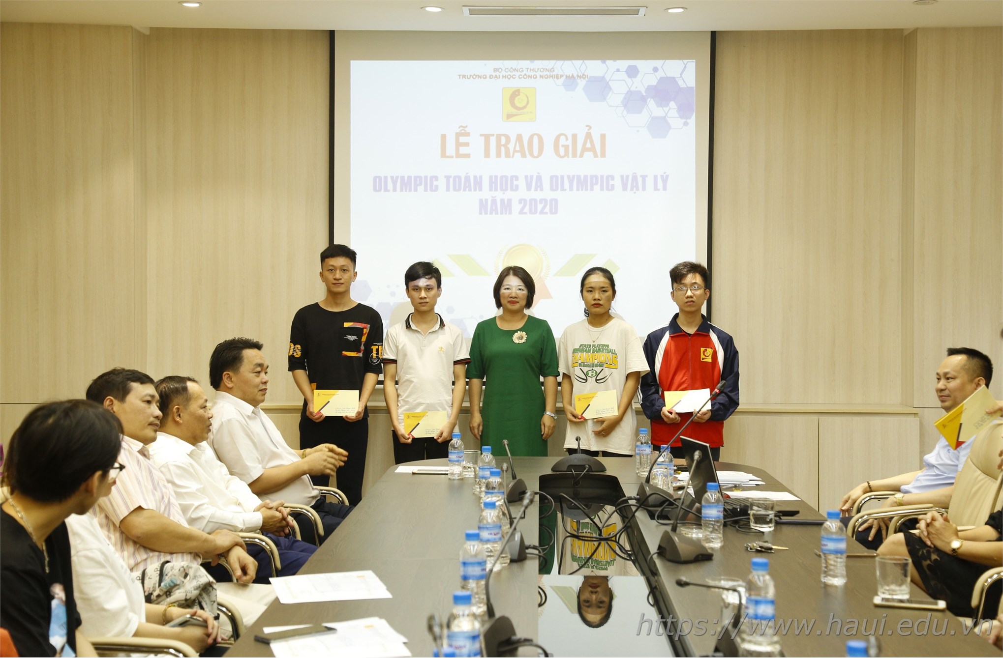 44 students won prizes in HaUI Mathematics and Physics Olympiad in 2020