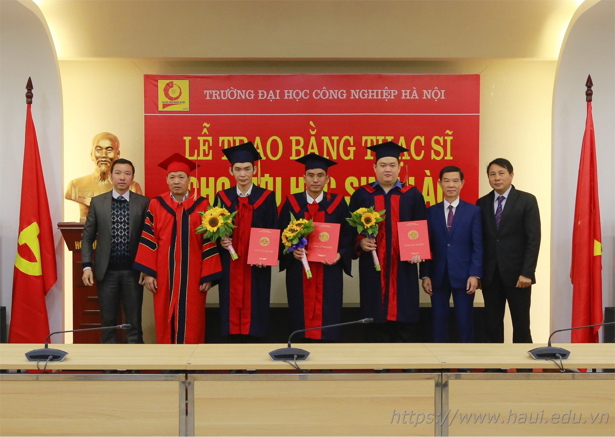 Lễ trao bằng Thạc sĩ cho 12 lưu học sinh Lào