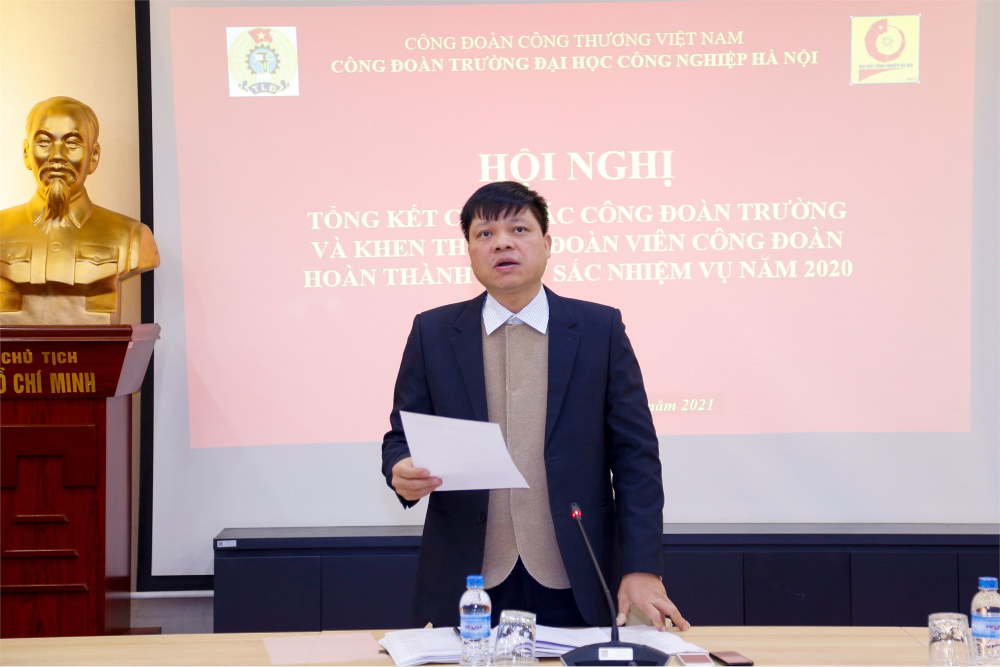 PGS.TS.Phạm Văn Đông - Chủ tịch công đoàn trường phát biểu tại Hội nghị