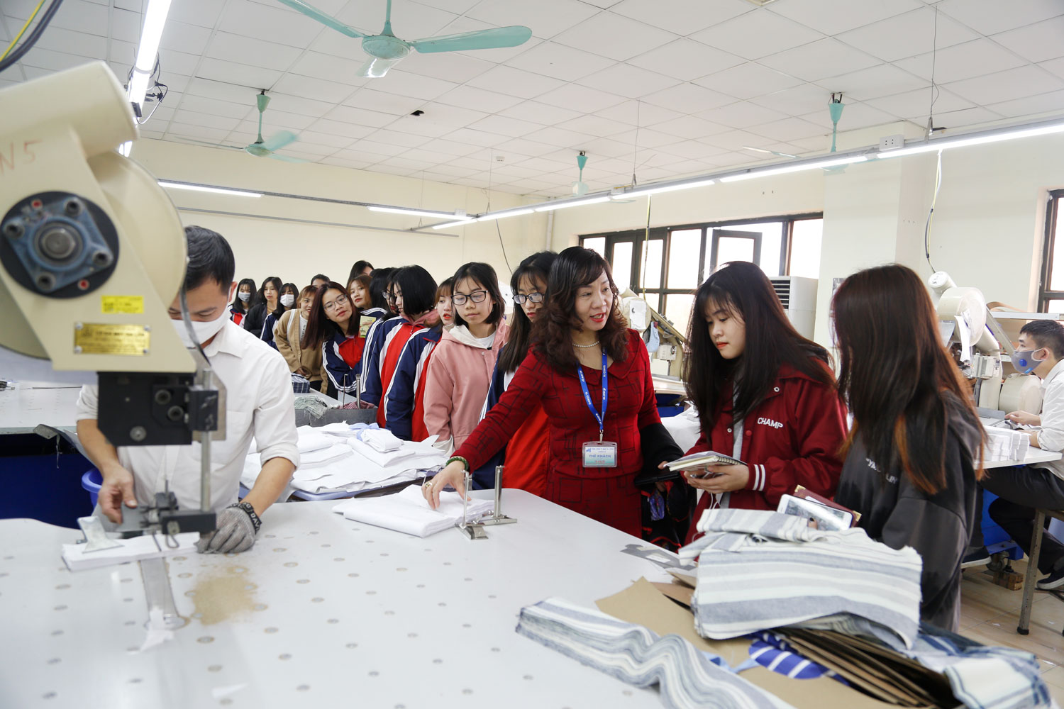 Sinh viên Trường Đại học Công nghiệp Hà Nội tham quan Tổng công ty May 10 