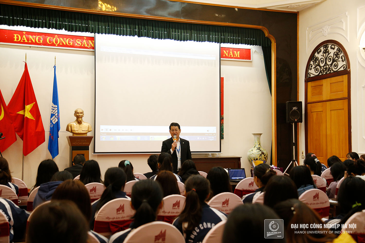 Sinh viên Trường Đại học Công nghiệp Hà Nội tham quan Tổng công ty May 10 