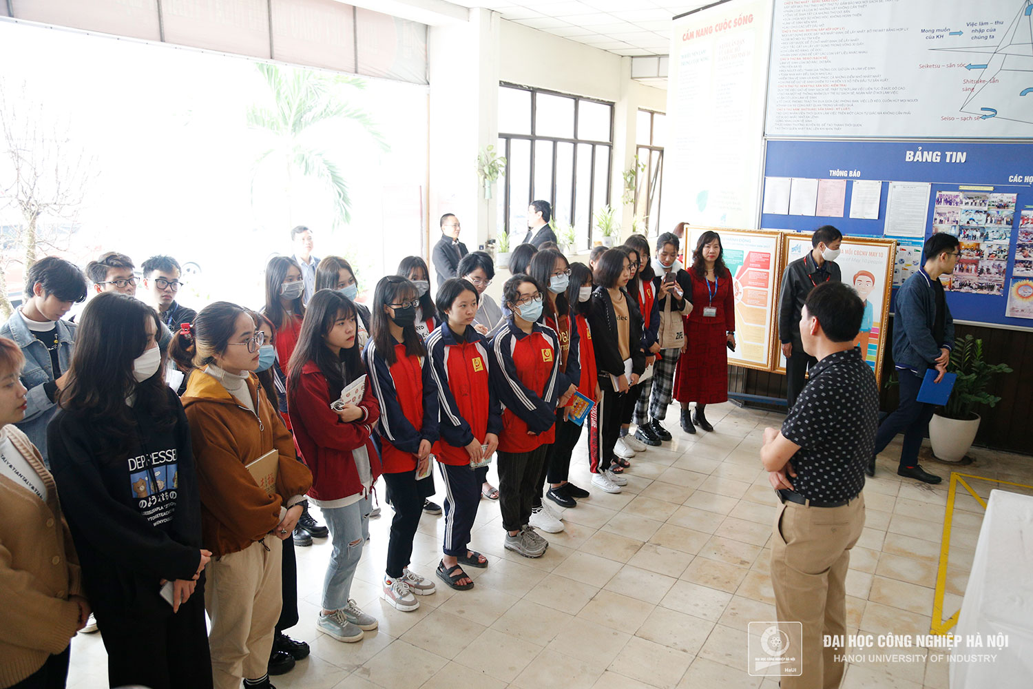 HaUI students visit Garment 10 Joint-Stock Company