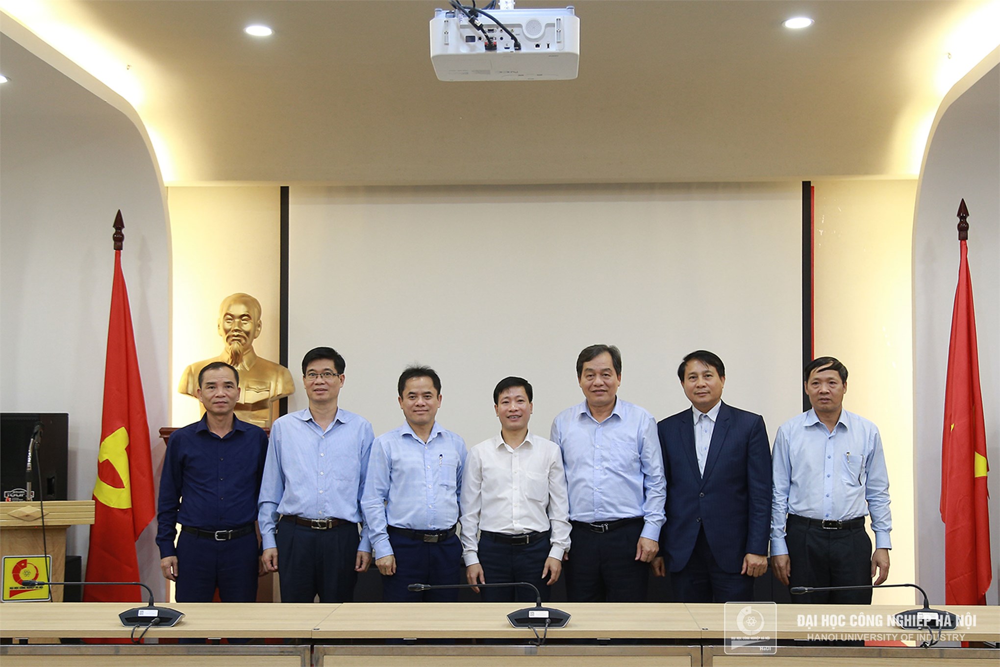 Delegation of University of Transport Technology paid a working visit to HaUI
