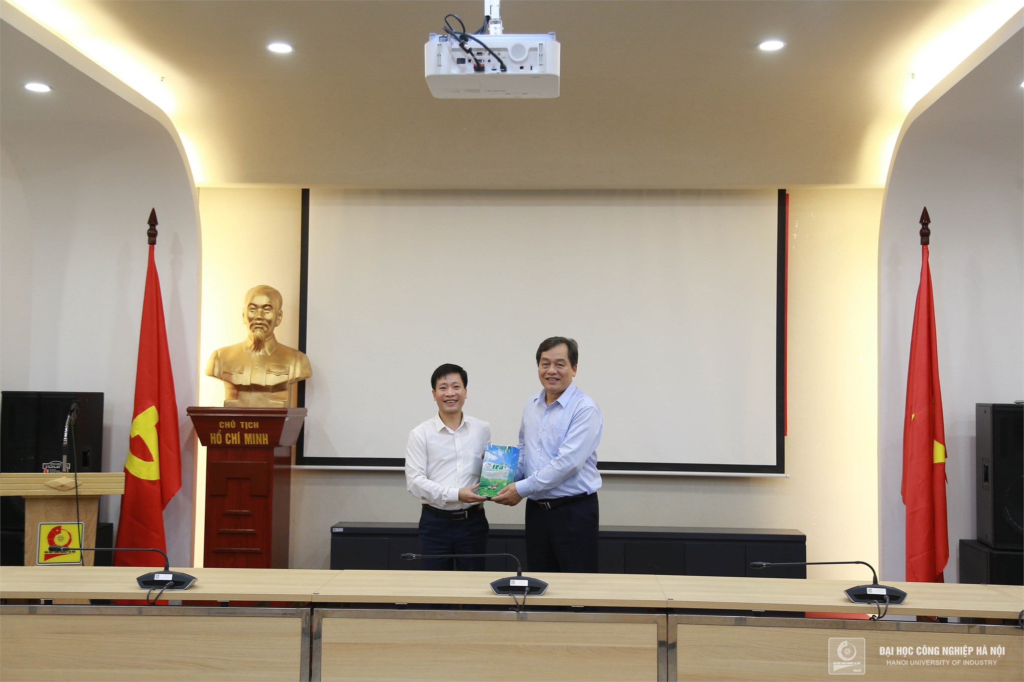 Delegation of University of Transport Technology paid a working visit to HaUI