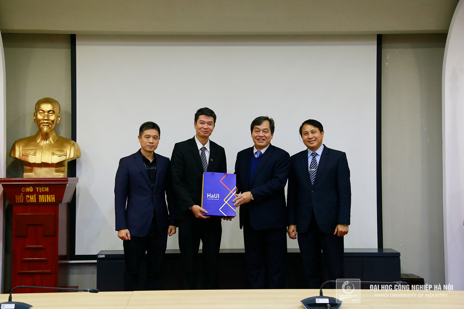 Delegation of the National University of Civil Engineering paid a working visit to HaUI