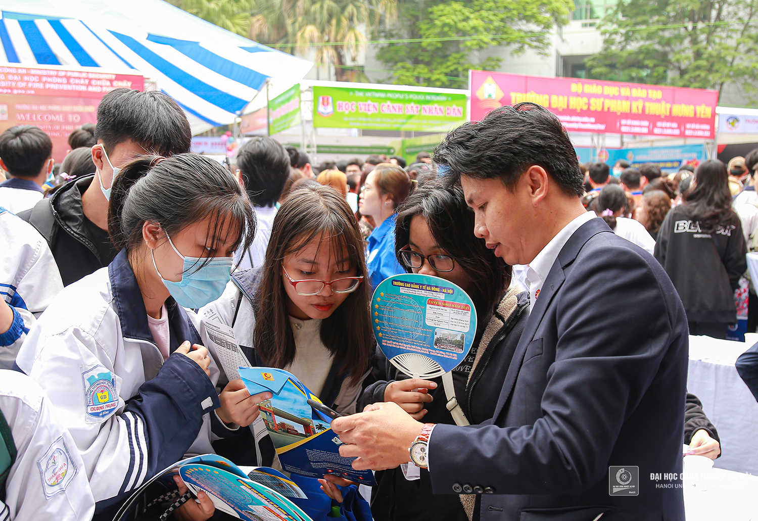 Ngày hội tư vấn tuyển sinh - hướng nghiệp 2021: Sức hút của thương hiệu Đại học Công nghiệp Hà Nội