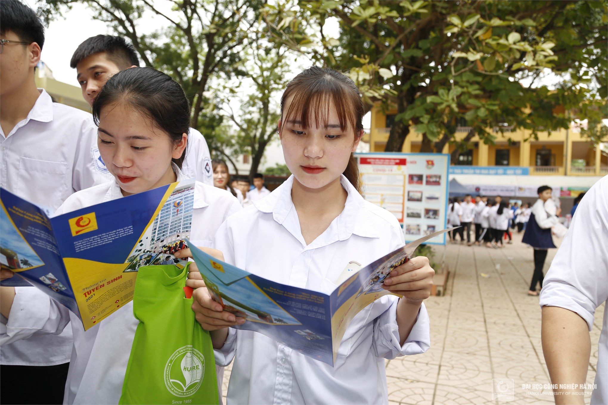 Sức hút của Đại học Công nghiệp Hà Nội tại Ngày hội tư vấn hướng nghiệp cho học sinh tỉnh Bắc Giang