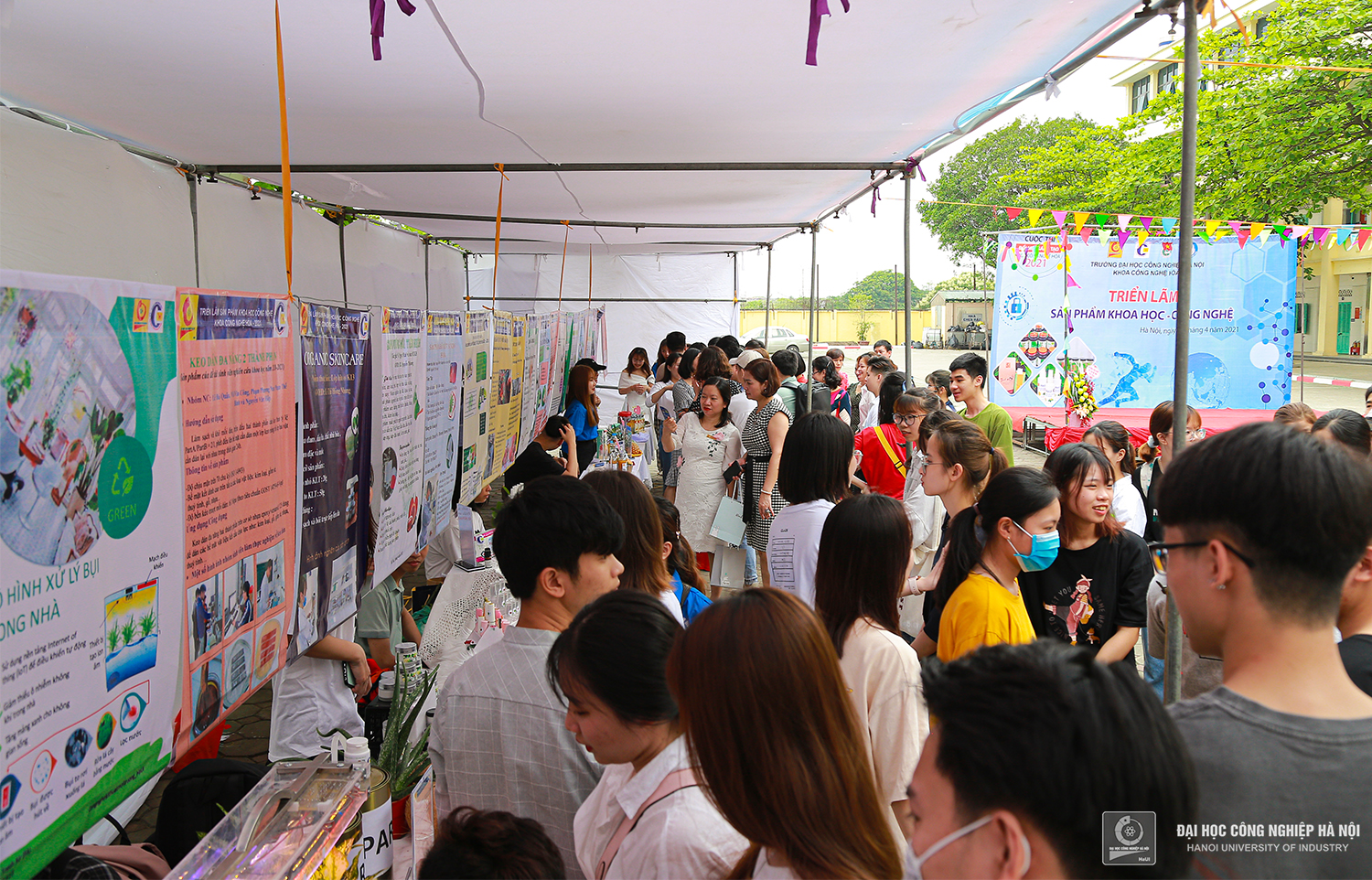 Khoa Công nghệ Hóa tổ chức Hội chợ triển lãm các sản phẩm khoa học công nghệ