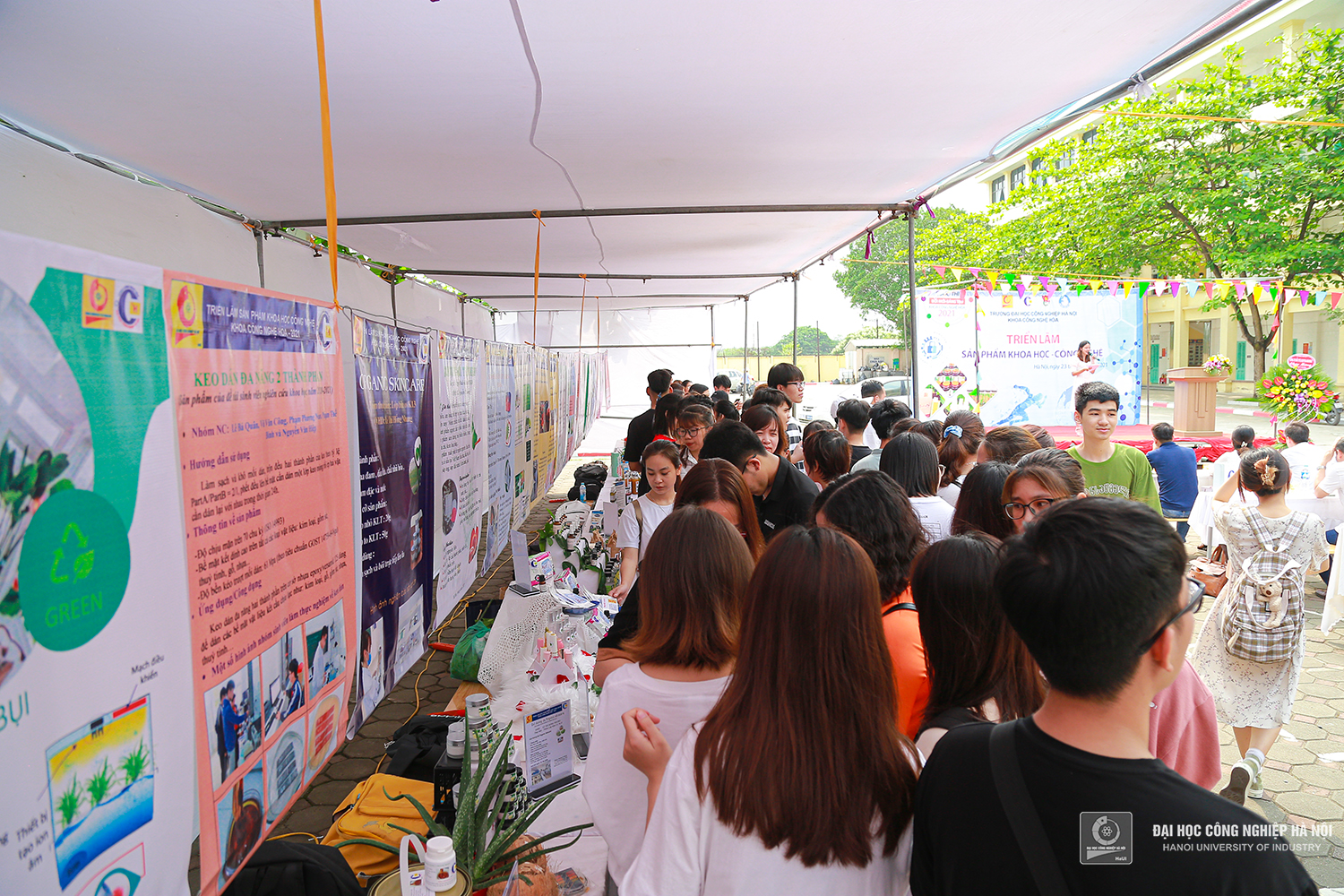 Khoa Công nghệ Hóa tổ chức Hội chợ triển lãm các sản phẩm khoa học công nghệ