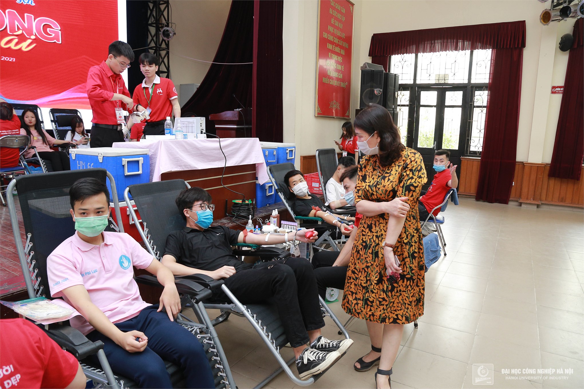 HaUI staff and students donate 1439 blood units at Voluntary Blood Donation Day 2021