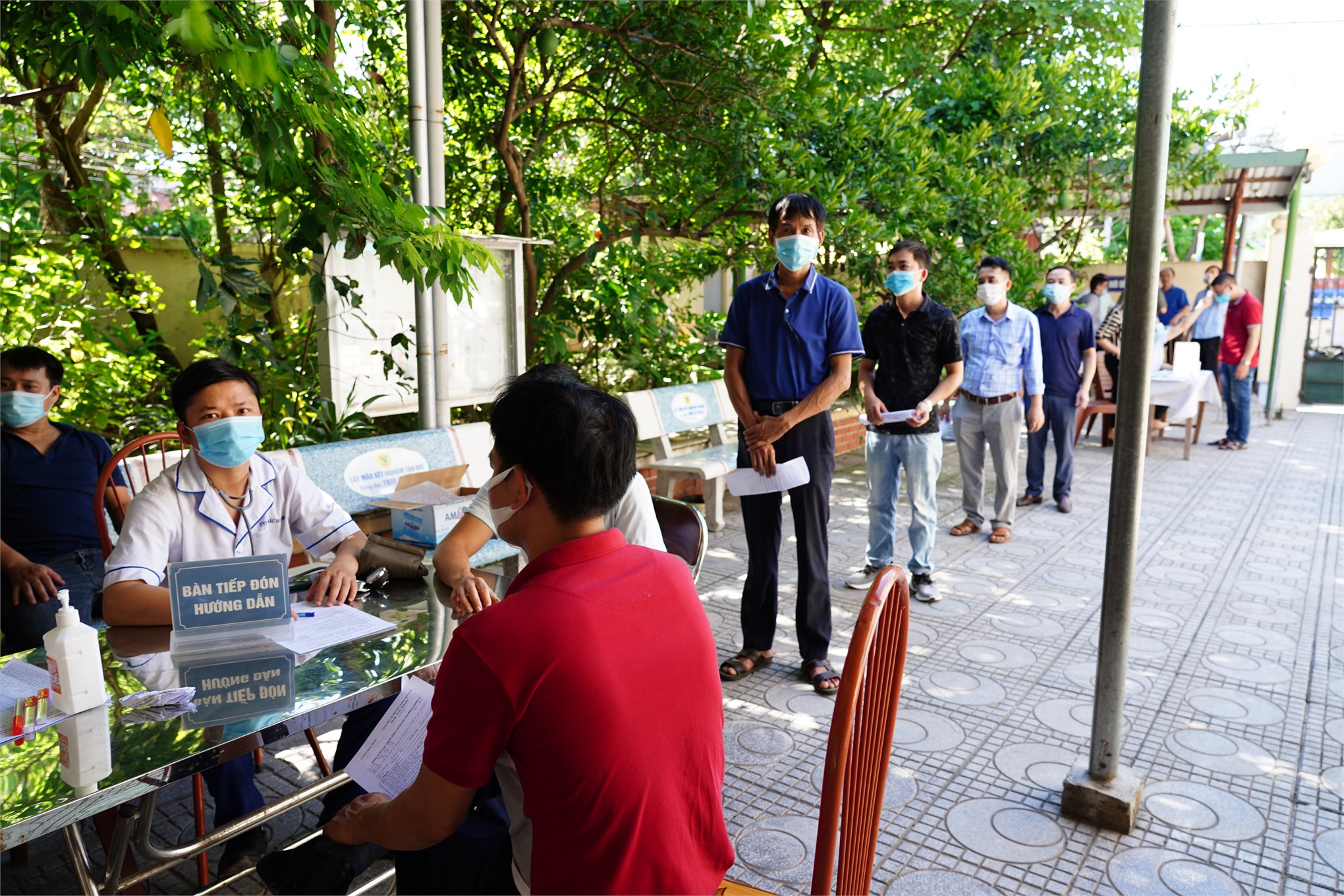 Khu vực chờ tiêm được bố trí đảm bảo giãn cách