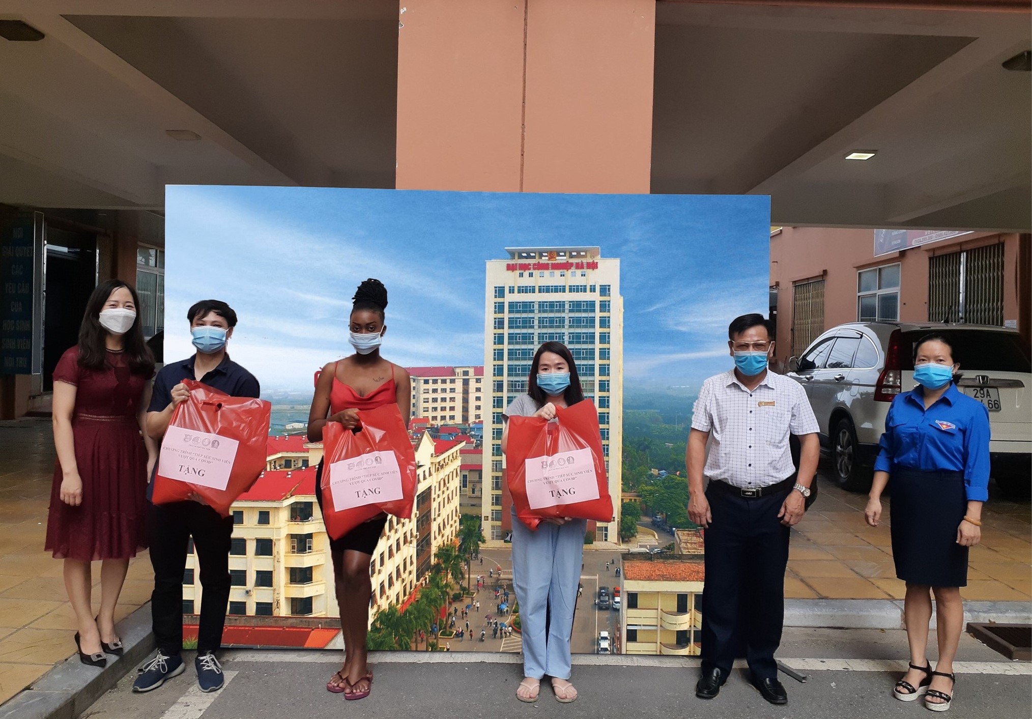 Support for HaUI students affected by the COVID-19 pandemic