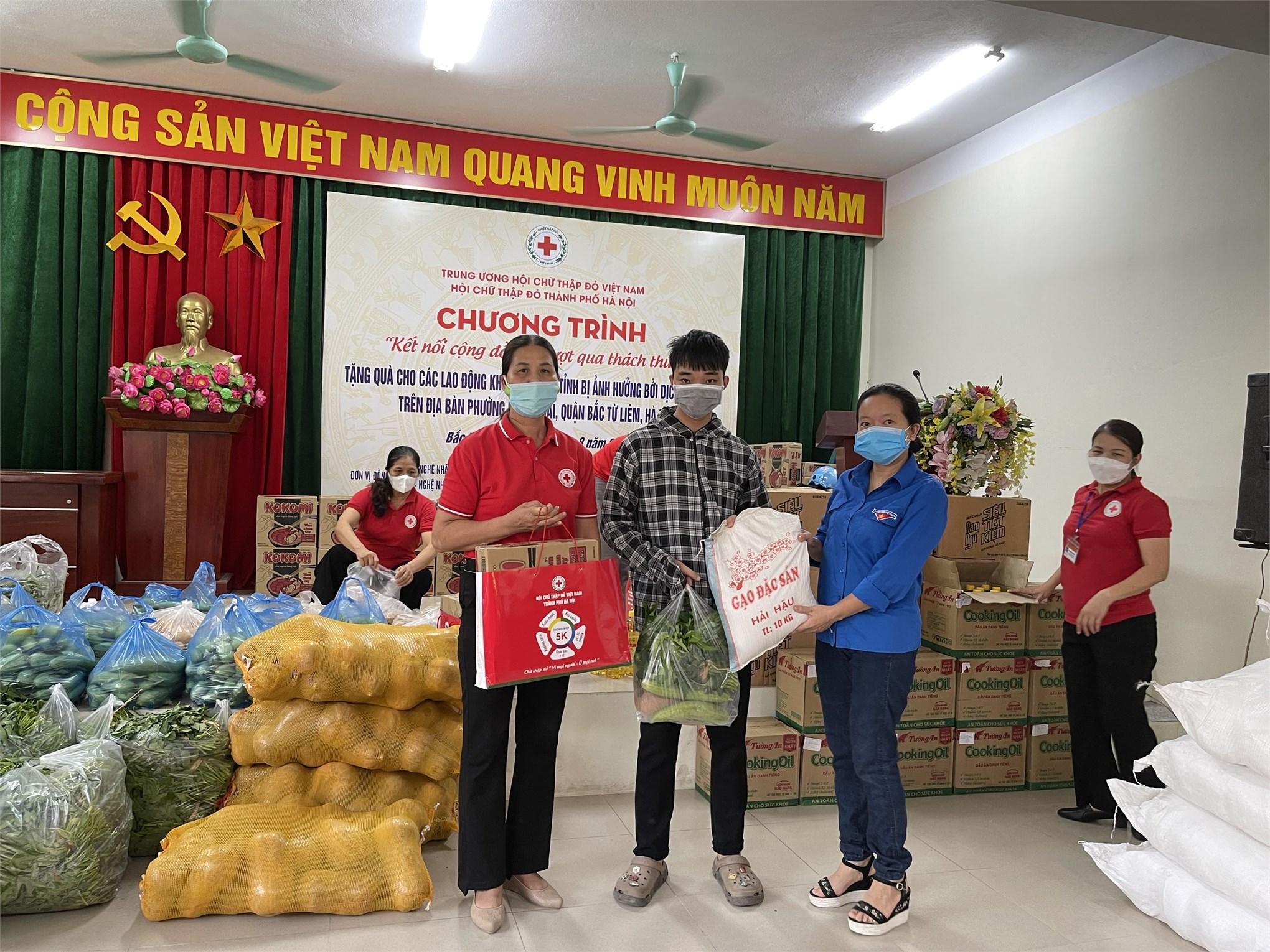 Support for HaUI students affected by the COVID-19 pandemic