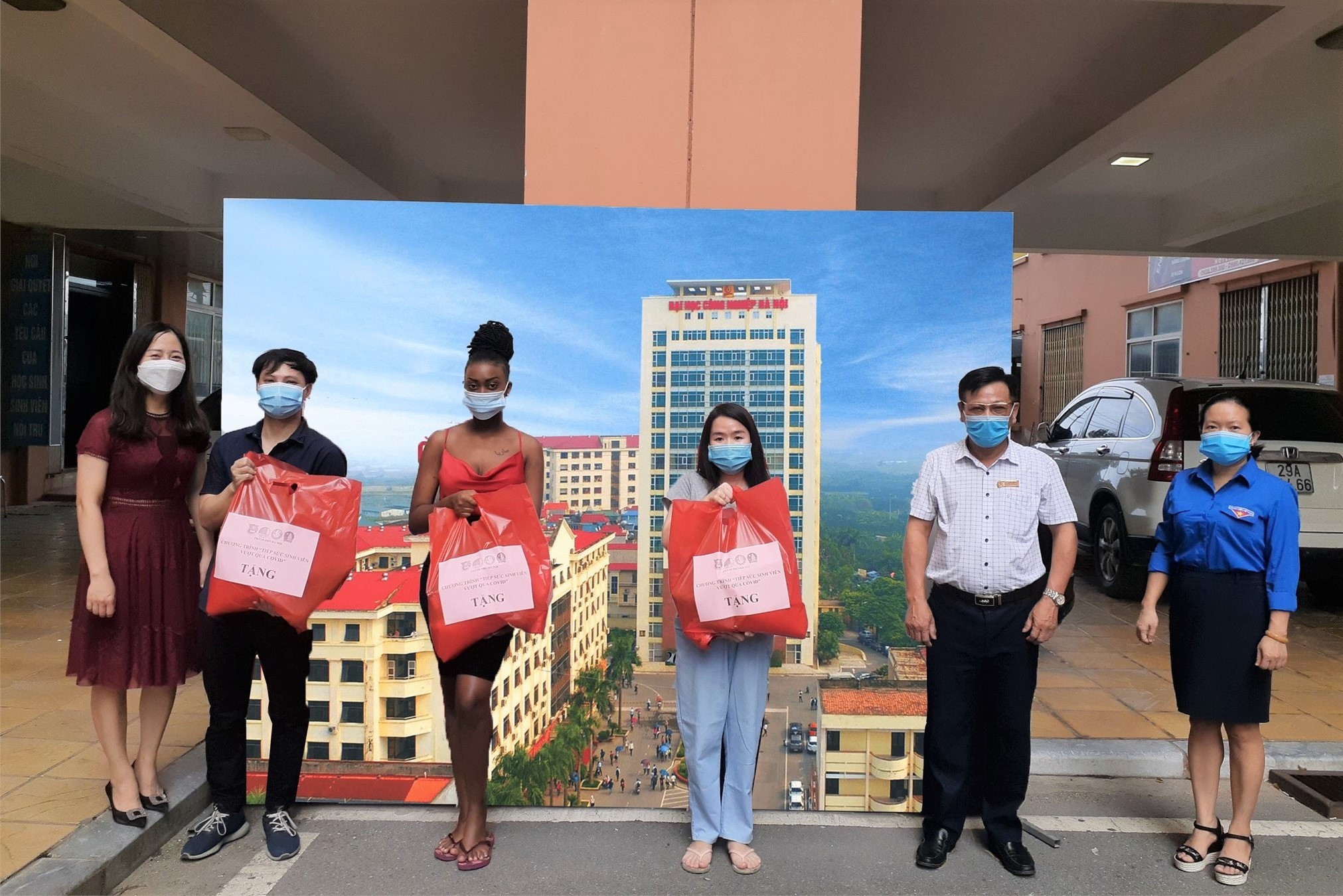 Đại học Công nghiệp Hà Nội đã tổ chức tiêm vắc-xin phòng COVID-19 cho hơn 1.000 viên chức, người lao động và sinh viên