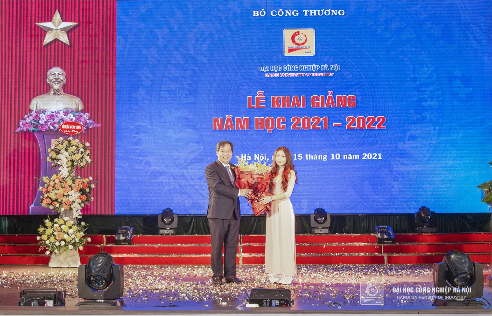 Bộ trưởng Bộ Công Thương Nguyễn Hồng Diên gióng hồi trống khai giảng năm học 2021 - 2022 tại Trường Đại học Công nghiệp Hà Nội