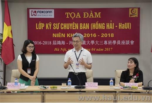 Lãnh đạo Tập đoàn KHKT Hồng Hải giải thích cho sinh viên chương trình lớp kỹ sư chuyên ban