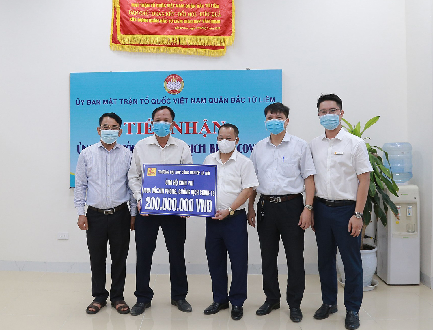 Đại học Công nghiệp Hà Nội ủng hộ 200 triệu đồng cho “Quỹ vắc-xin phòng chống COVID-19”