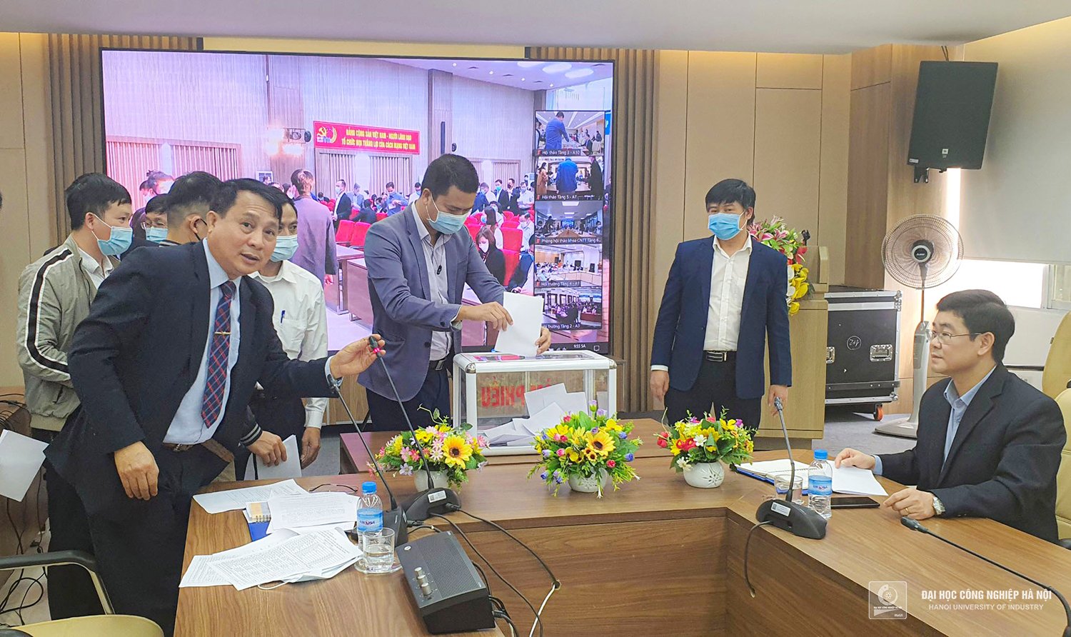 Conference of representatives of HaUI officials and employees: electing the University Council for the term 2022 - 2026