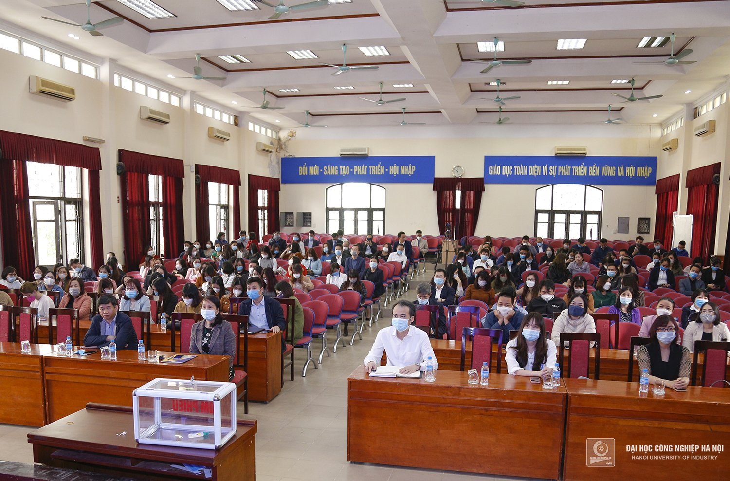 Conference of representatives of HaUI officials and employees: electing the University Council for the term 2022 - 2026