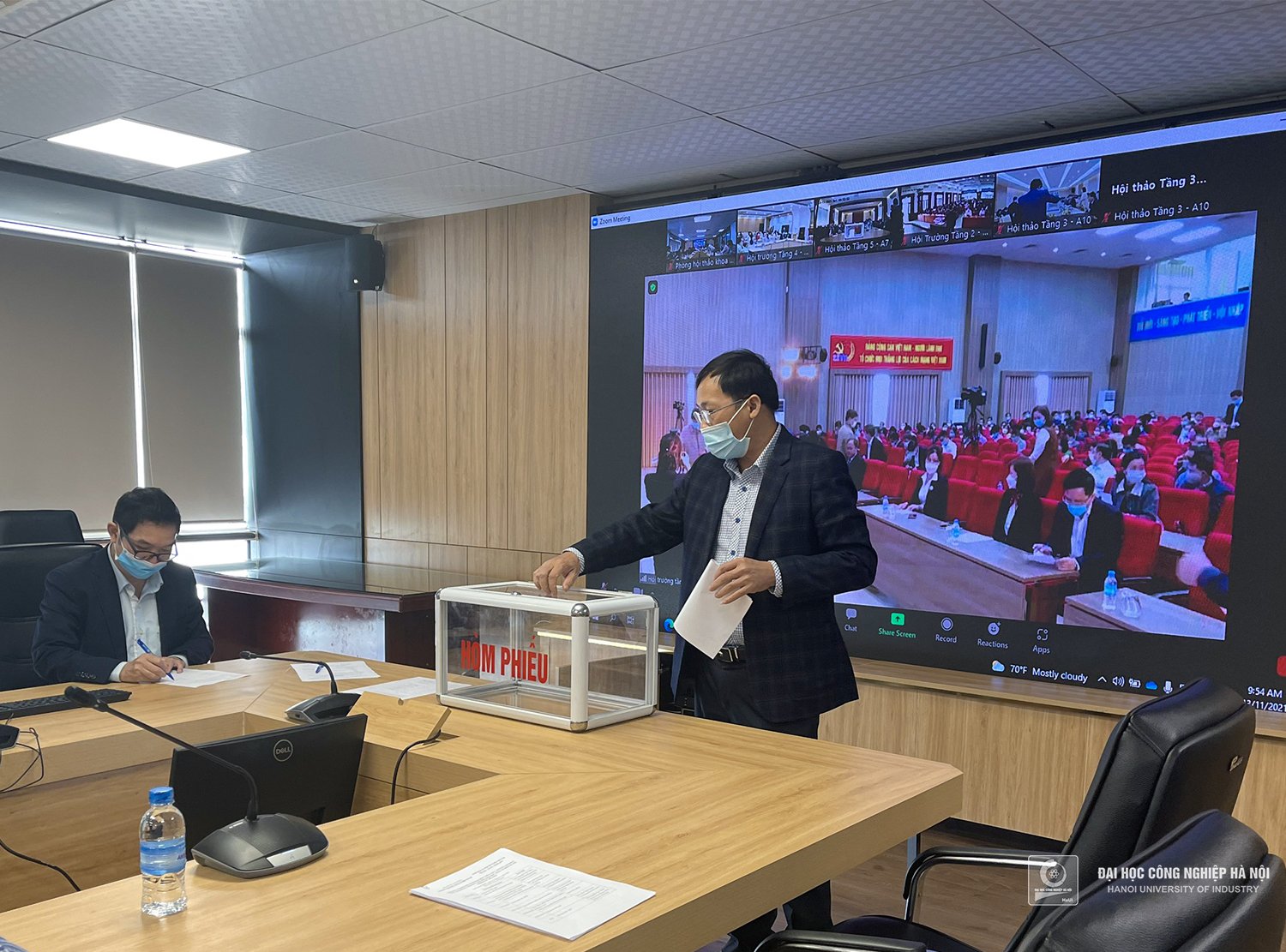 Conference of representatives of HaUI officials and employees: electing the University Council for the term 2022 - 2026