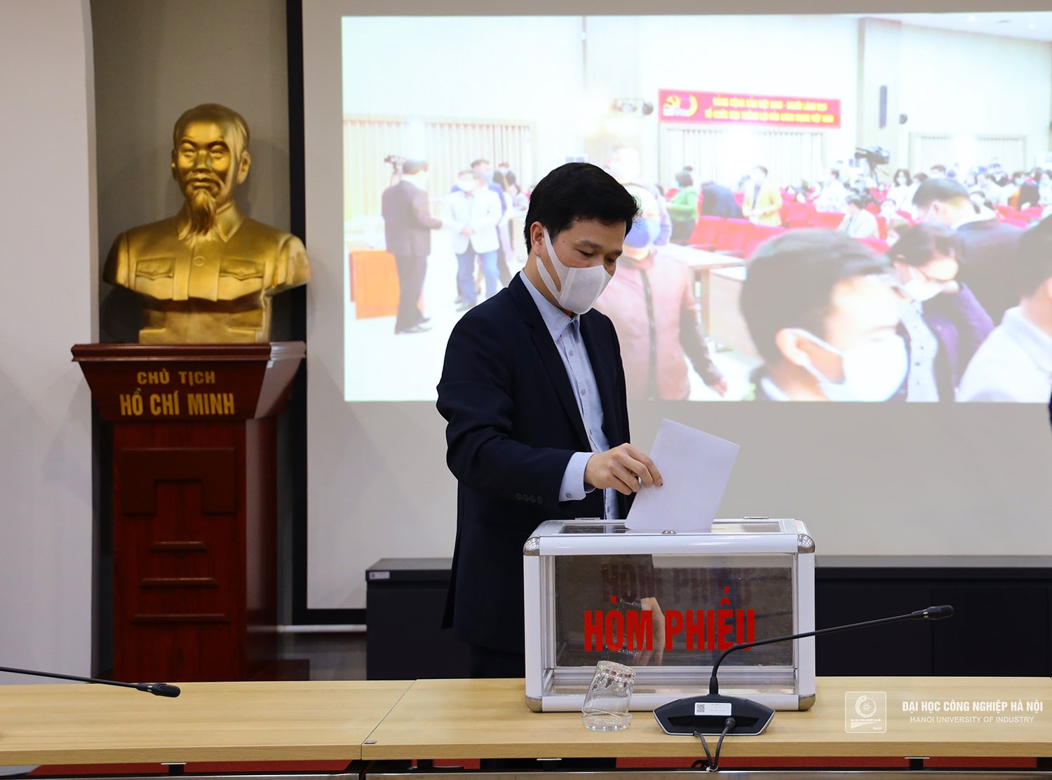 Conference of representatives of HaUI officials and employees: electing the University Council for the term 2022 - 2026