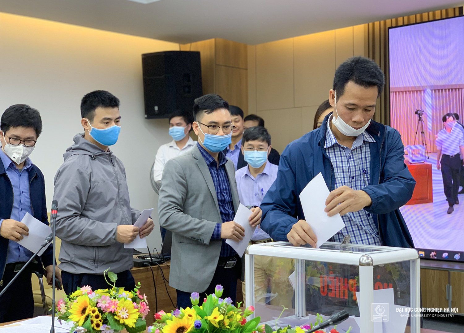 Conference of representatives of HaUI officials and employees: electing the University Council for the term 2022 - 2026