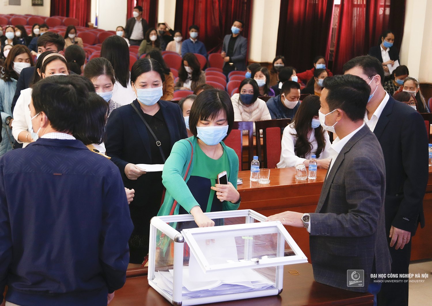 Conference of representatives of HaUI officials and employees: electing the University Council for the term 2022 - 2026