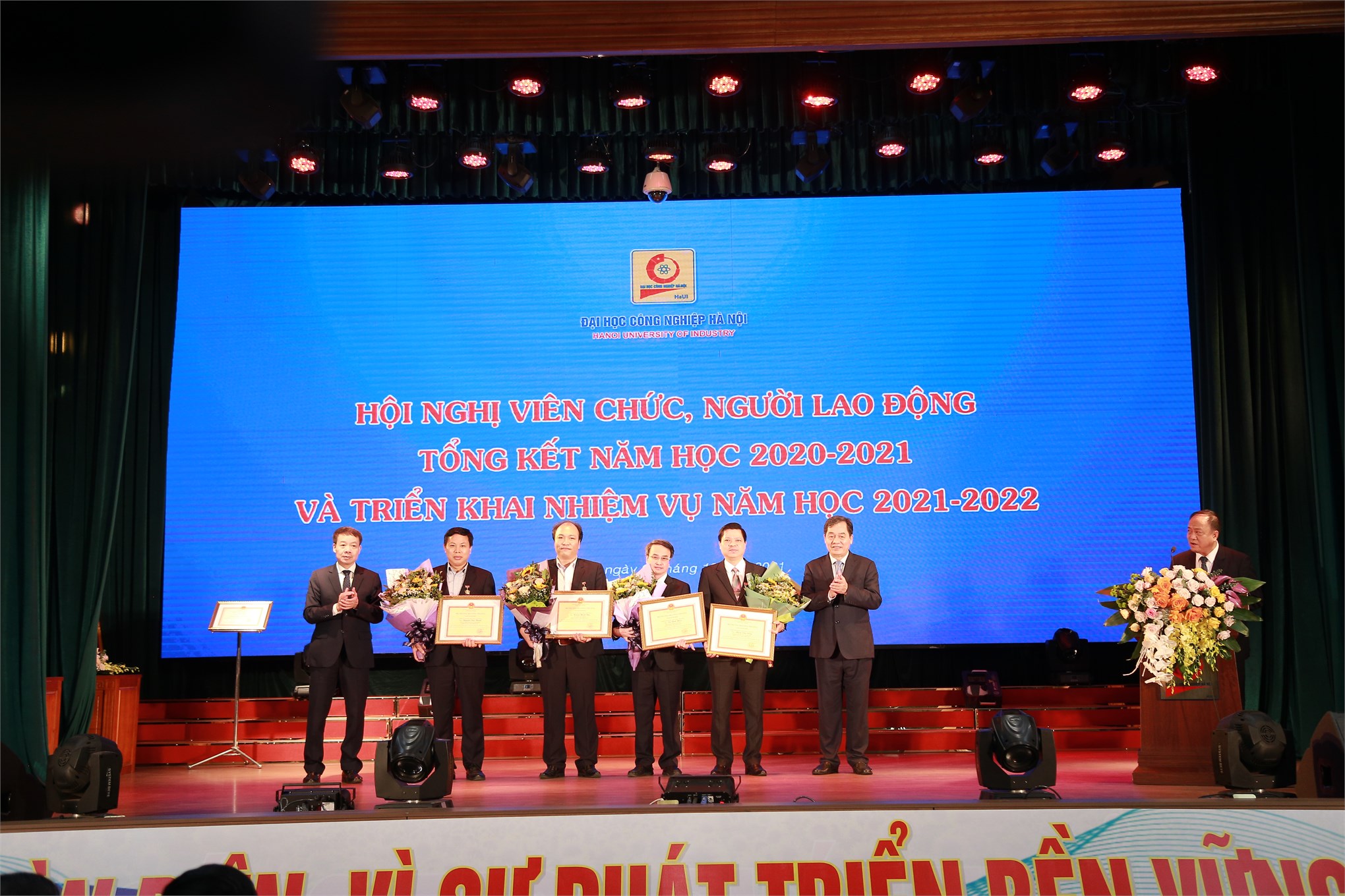 Conference of officials and employees: summarizing the 2020 - 2021 academic year and deploying the tasks of the 2021 - 2022 school year