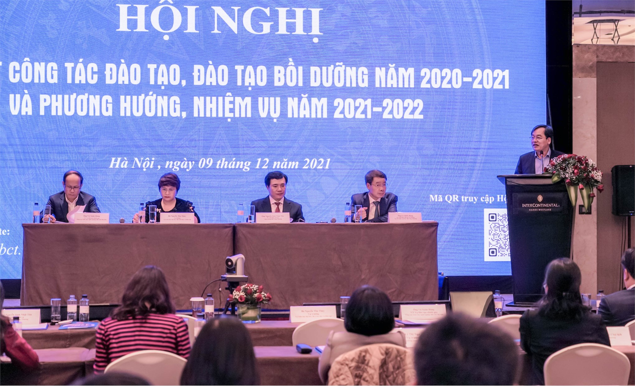 Đại học Công nghiệp Hà Nội nhận Cờ thi đua xuất sắc tại Hội nghị tổng kết công tác đào tạo năm học 2020 – 2021 của Bộ Công Thương