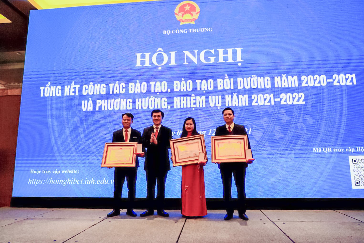 Đại học Công nghiệp Hà Nội nhận Cờ thi đua xuất sắc tại Hội nghị tổng kết công tác đào tạo năm học 2020 – 2021 của Bộ Công Thương