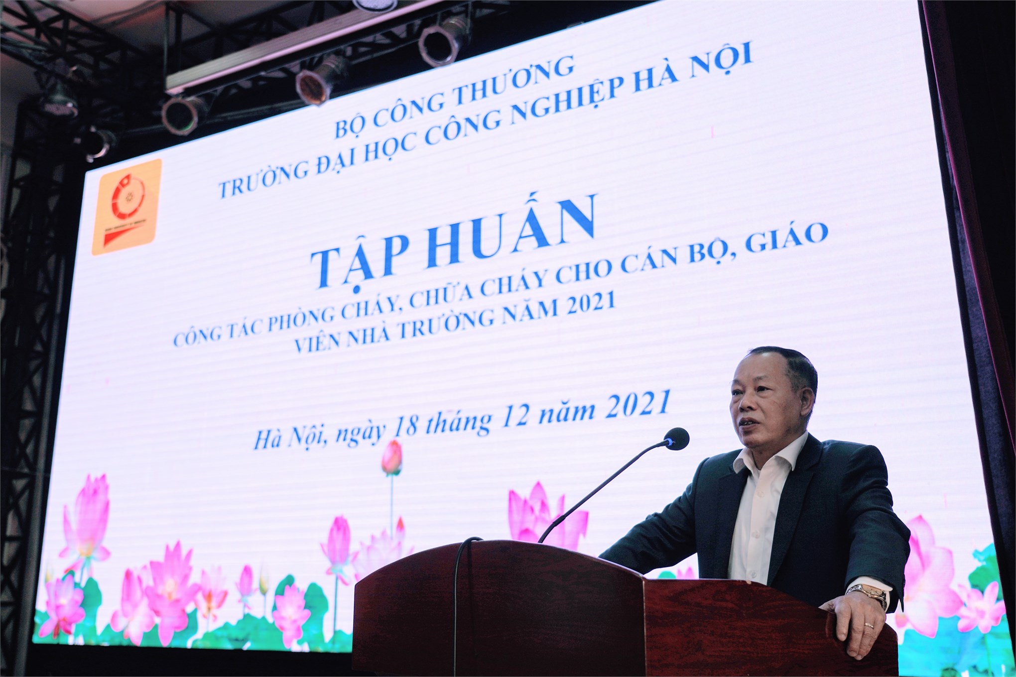 TS. Nguyễn Anh Tuấn - Phó Hiệu trưởng nhà trường, Trưởng ban PCCC&CNCH ĐHCNHN phát biểu khai mạc