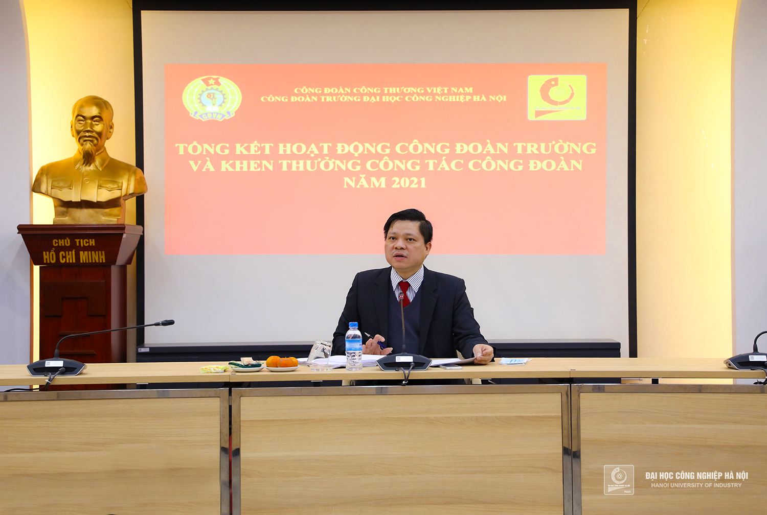 PGS.TS. Phạm Văn Đông - Chủ tịch Công đoàn Trường trình bày Báo cáo tổng kết công tác công đoàn năm 2021