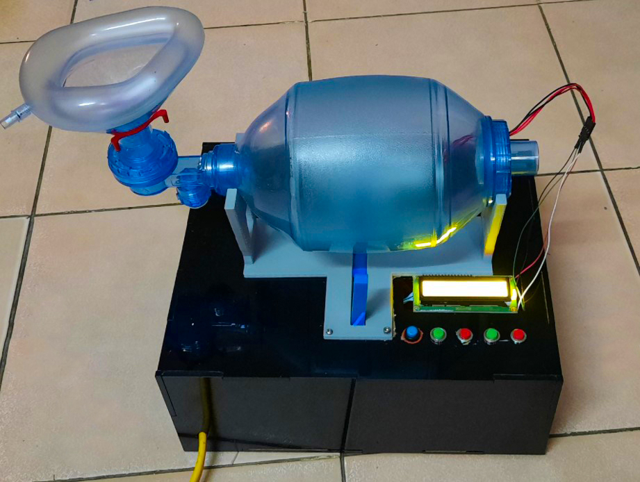 Sinh viên khoa Điện chế tạo mô hình máy trợ thở cho bệnh nhân mắc bệnh về hô hấp