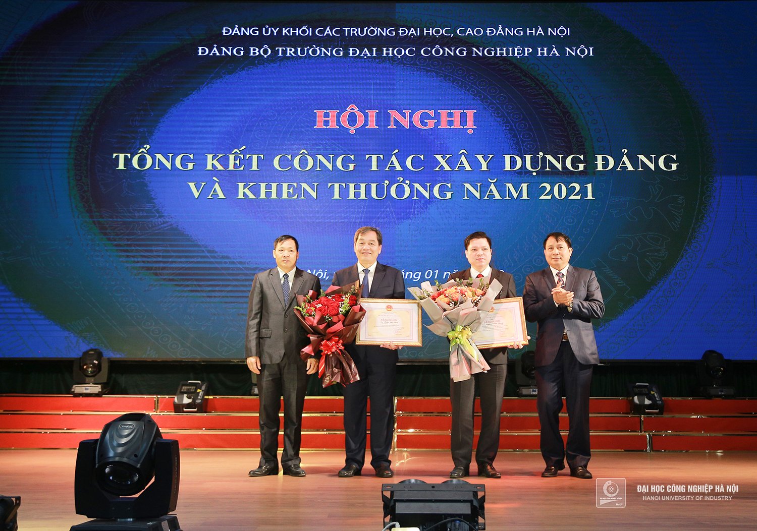 3 đoàn viên công đoàn được tặng Bằng khen của TLĐLĐVN và chúc mừng Chủ tịch CĐ trường được phong tặng danh hiệu NGƯT