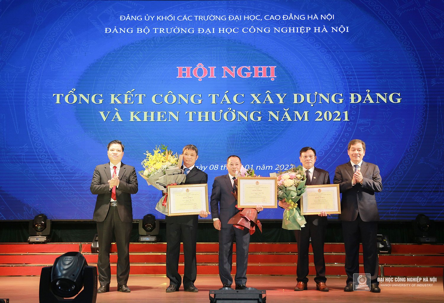 3 đoàn viên công đoàn được tặng Bằng khen của TLĐLĐVN và chúc mừng Chủ tịch CĐ trường được phong tặng danh hiệu NGƯT