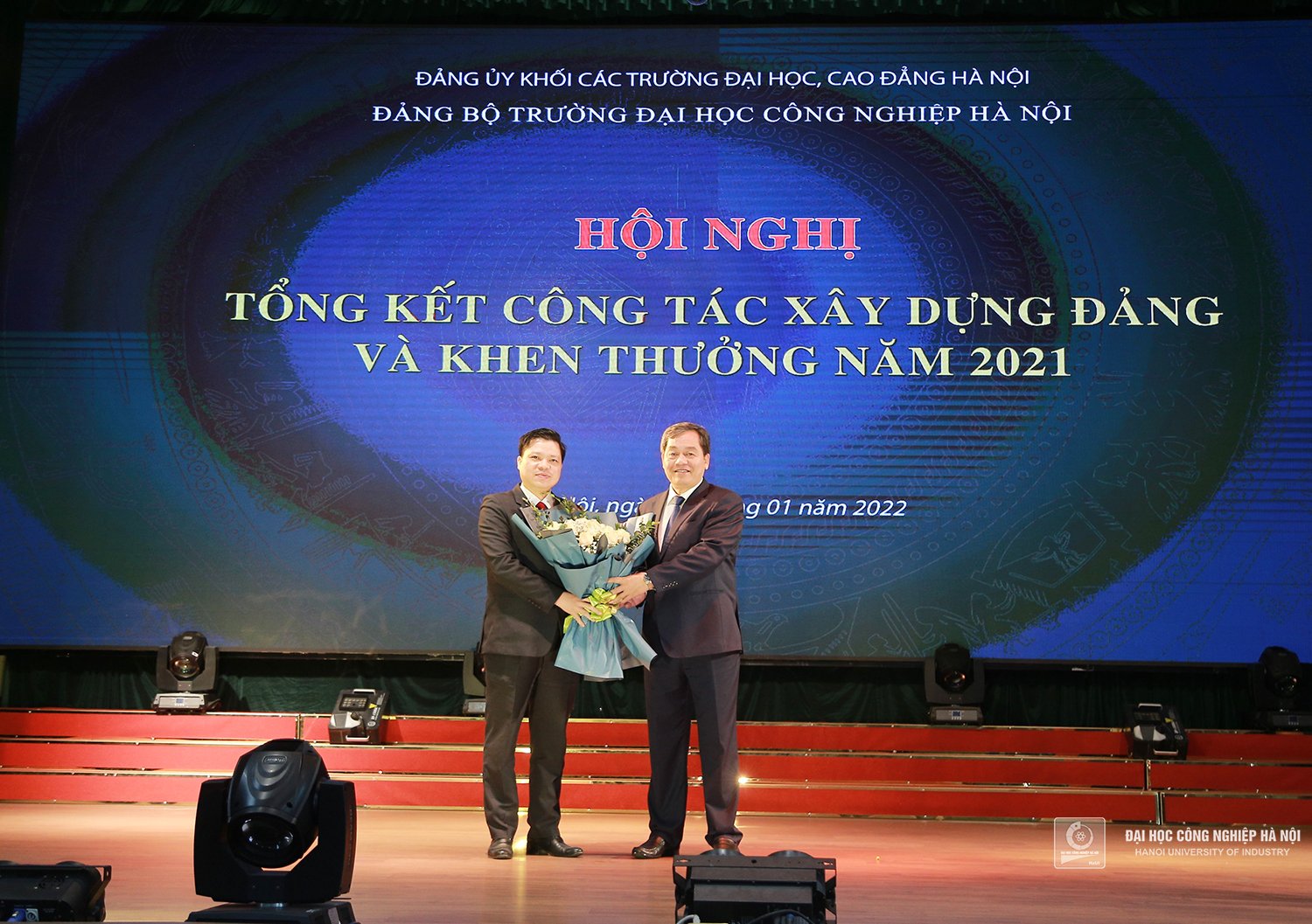 3 đoàn viên công đoàn được tặng Bằng khen của TLĐLĐVN và chúc mừng Chủ tịch CĐ trường được phong tặng danh hiệu NGƯT