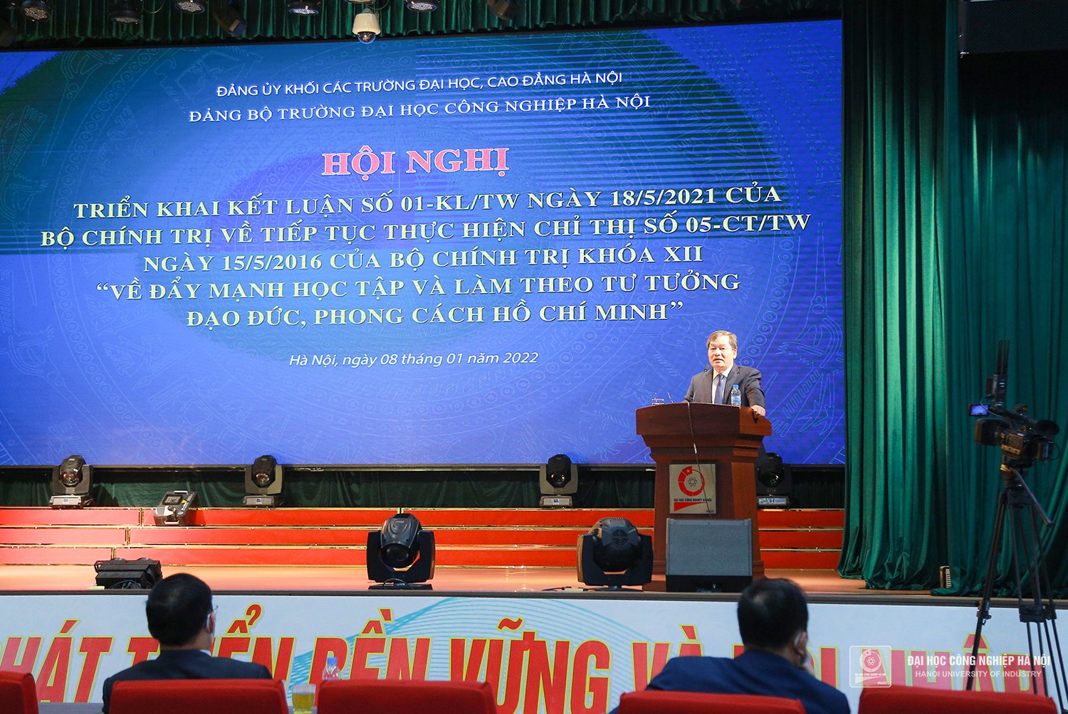 Conference on implementing the Resolution of the 13th National Party Congress; Summary of Party building and rewards in 2021