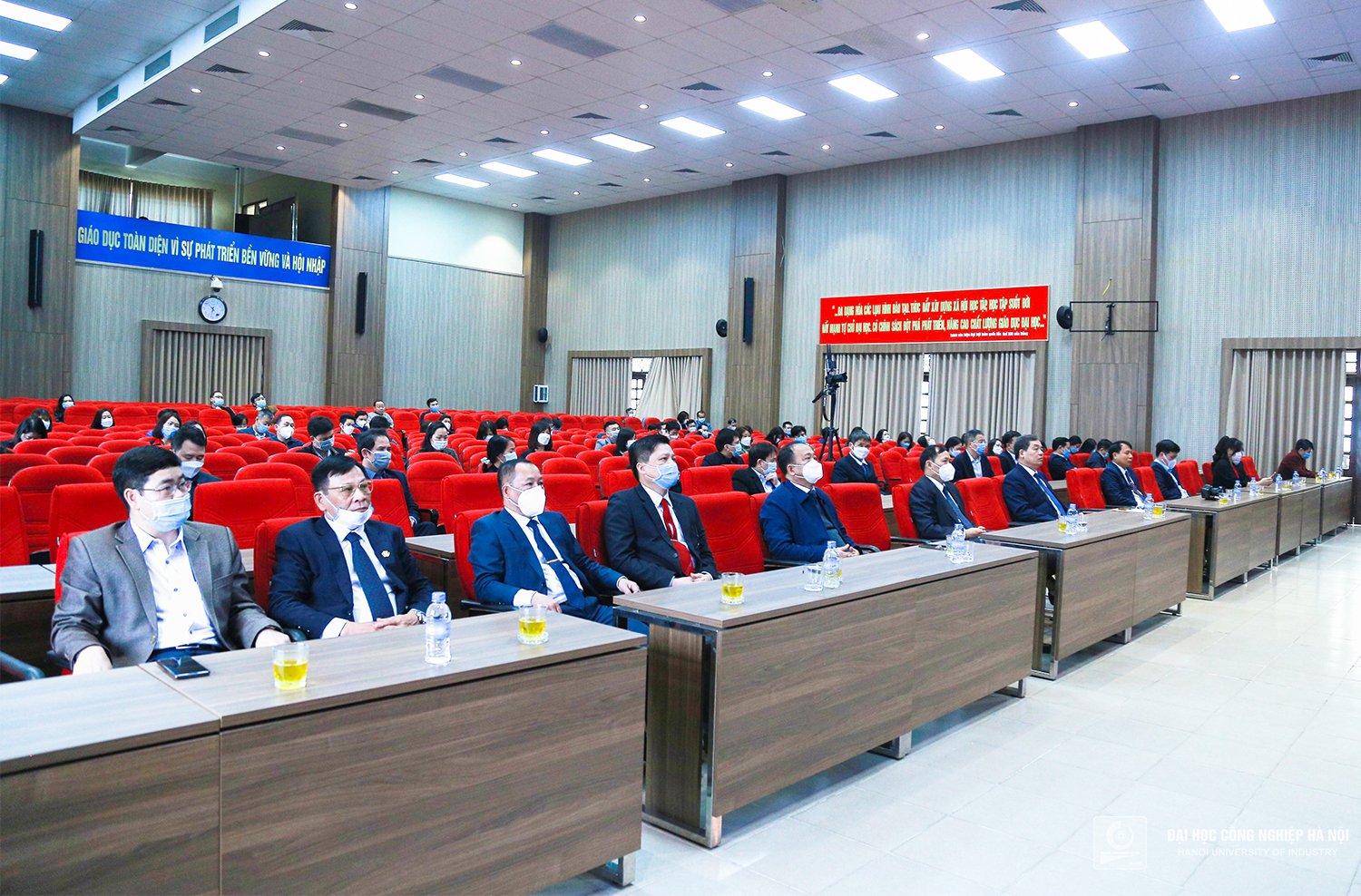 Conference on implementing the Resolution of the 13th National Party Congress; Summary of Party building and rewards in 2021